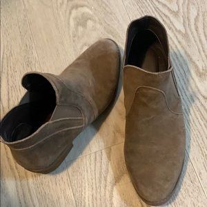 Women’s heeled bootie